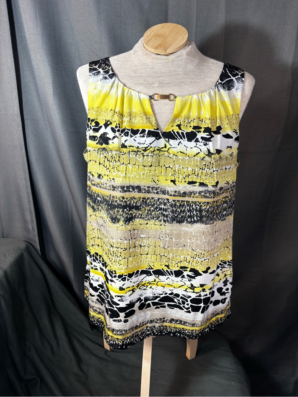 Dana Buchman abstract Patterned Sleeveless top zipper back gold hardware size M